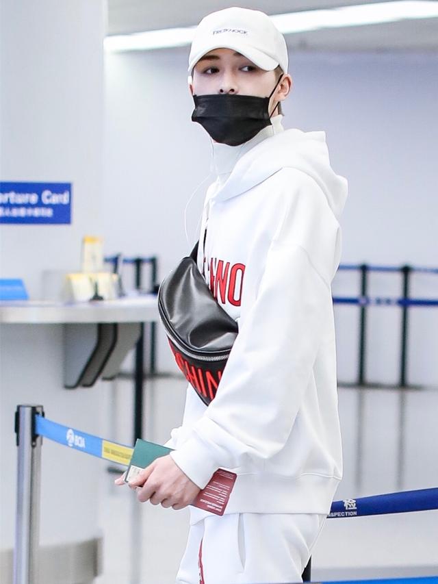 高领毛衣两种搭配,朱正廷搭卫衣,王鹤棣配衬衫