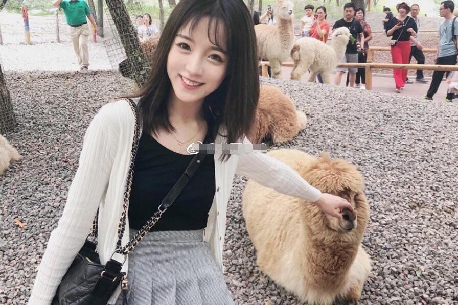 抖音新女神莉哥o3o凭借沙哑的嗓音和一张有魔力的笑容火遍抖音