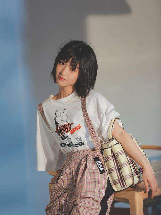 159鞠婧t和160沈月同穿t恤和短裙,才知道身材比例很重要