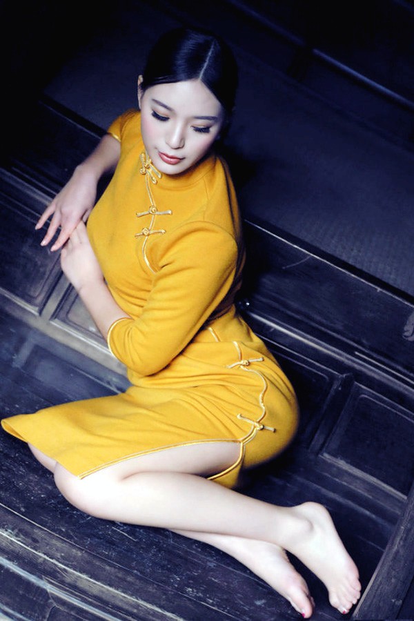 有着旧时代风情美的民族古韵装女子