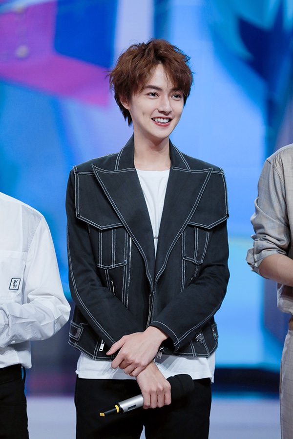 官鸿快本天天双综艺霸屏周末 反转魅力引关注