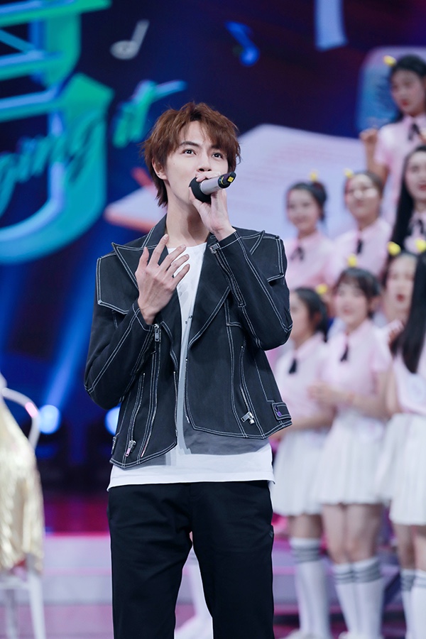 官鸿快本天天双综艺霸屏周末 反转魅力引关注