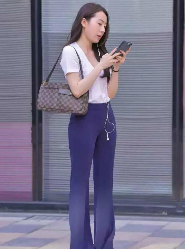 腿型修长的打底裤美女笔直的站着简约大气一点都不挑人