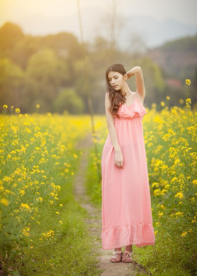 人像摄影粉色长裙美女油菜花田唯美摆拍清纯动人
