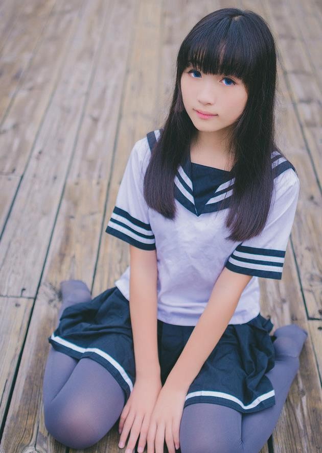 人像摄影:穿着学生制服短裙美少女校园唯美摆拍可爱迷人|人像|美少女