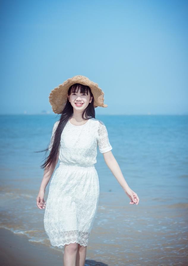 人像摄影:草帽美女海边清纯唯美摆拍笑容甜美,十分迷人