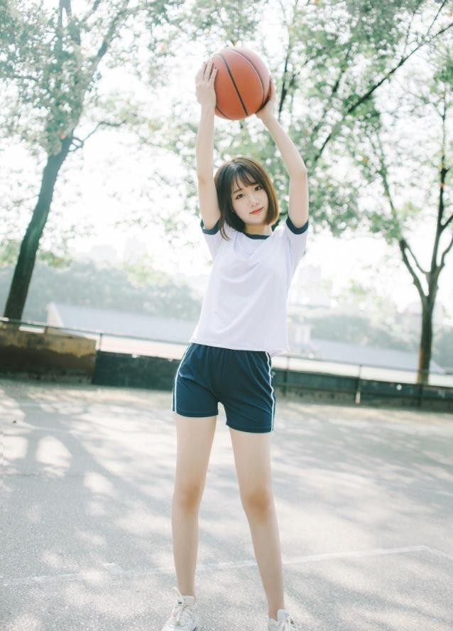 人像摄影:白色运动服长腿美女户外摆拍既清纯又性感