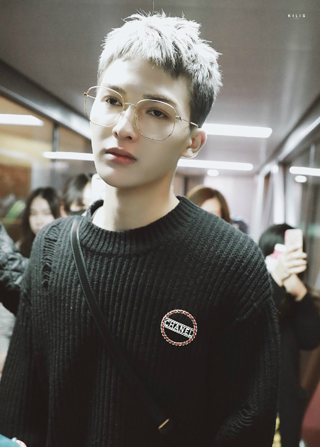 朱正廷现身机场,戴金丝眼镜斯文韩范十足,网友,太苏太撩