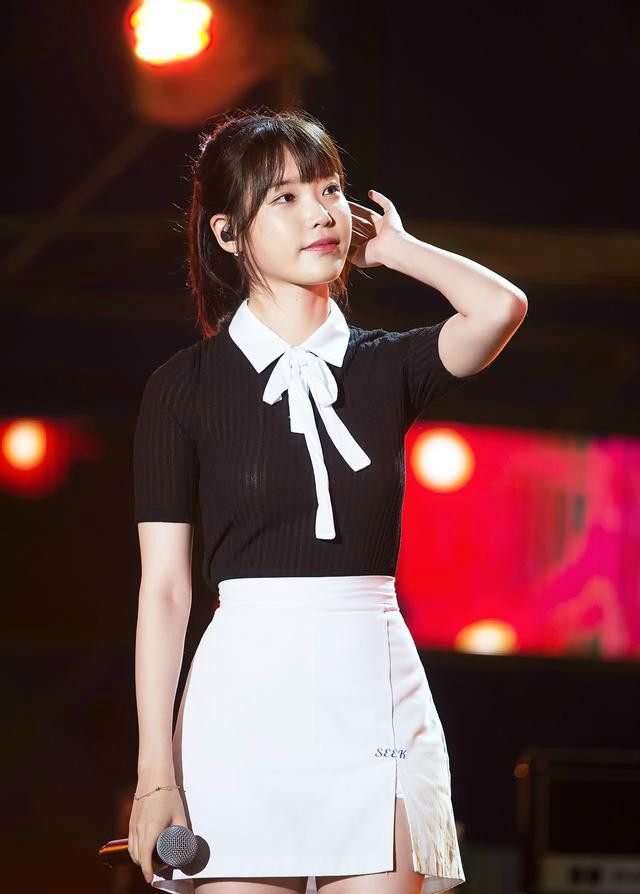 iu李智恩学院风黑白小裙减龄又时尚,小露大腿根