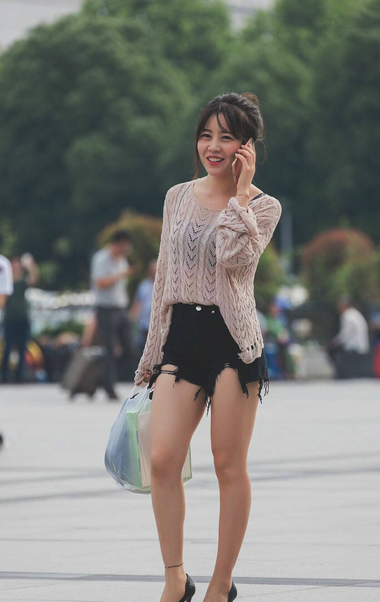 街拍,第二位小姐姐穿搭时尚性感,皮肤白皙双腿修长,很赏心悦目