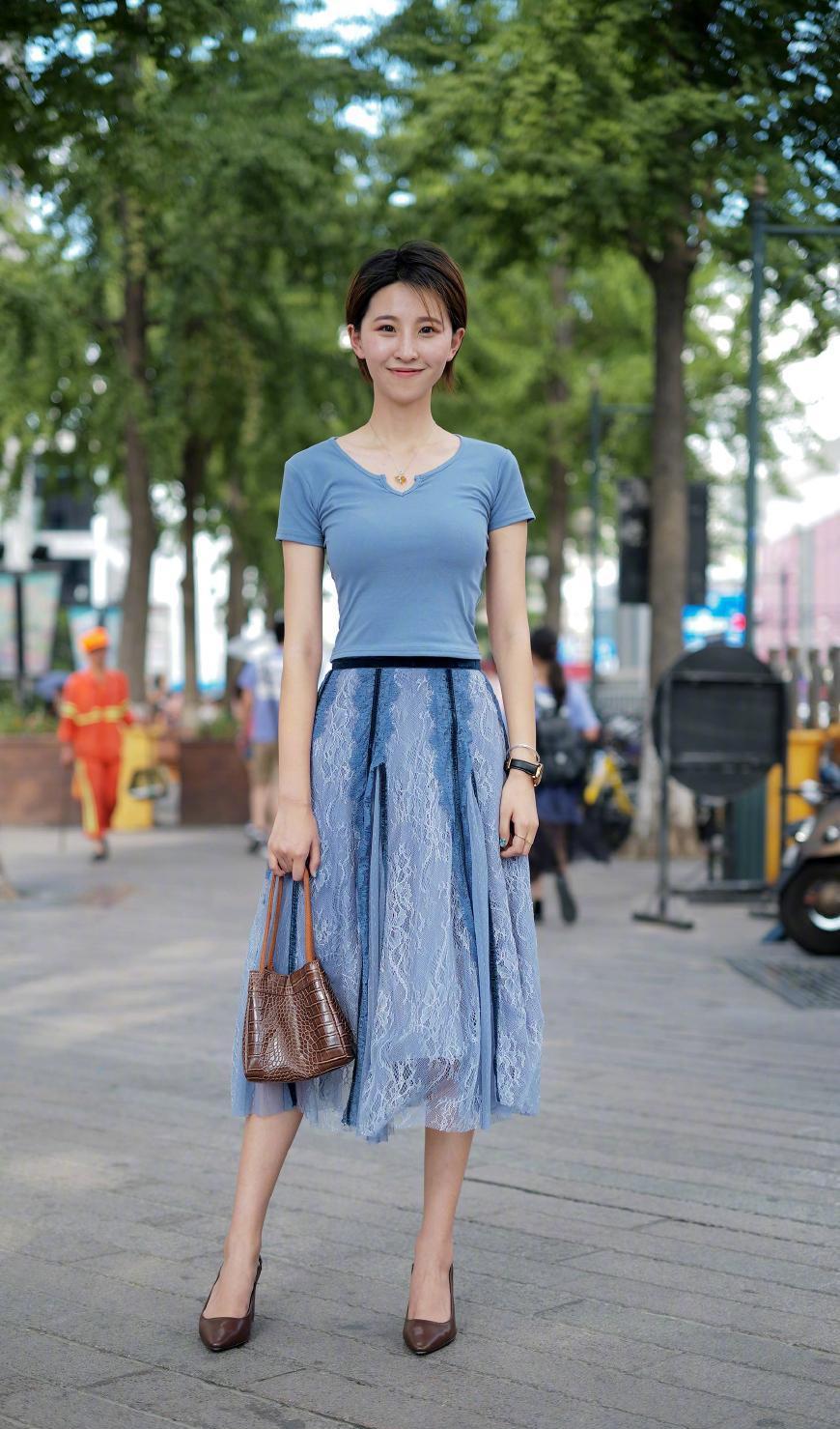 街拍:青春时尚的穿搭参考,显瘦又减龄,让你魅力倍增!