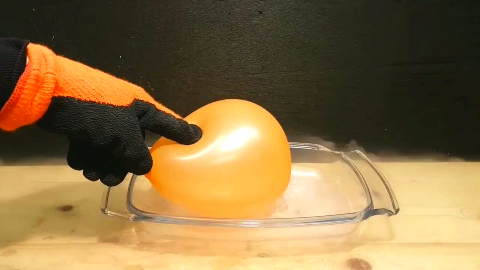 科学实验:把气球放进液氮中,结果出乎所有人意料!