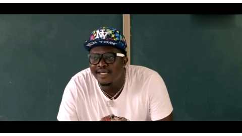 黑人外教第一次上课,小学生不当回事还拿砖头来玩,气得老师嘴歪