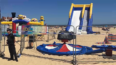 充气城堡爆炸女童被弹飞6米 坠地后心脏骤停身亡