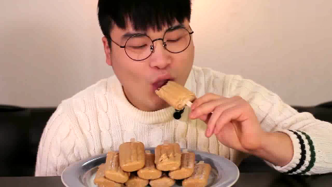 donkey吃10根牛奶焦糖冰淇淋看起来好冰牙齿会碎的吧