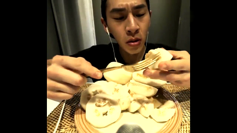 韩国大胃王奔驰小哥吃一大筐甜脆小白瓜