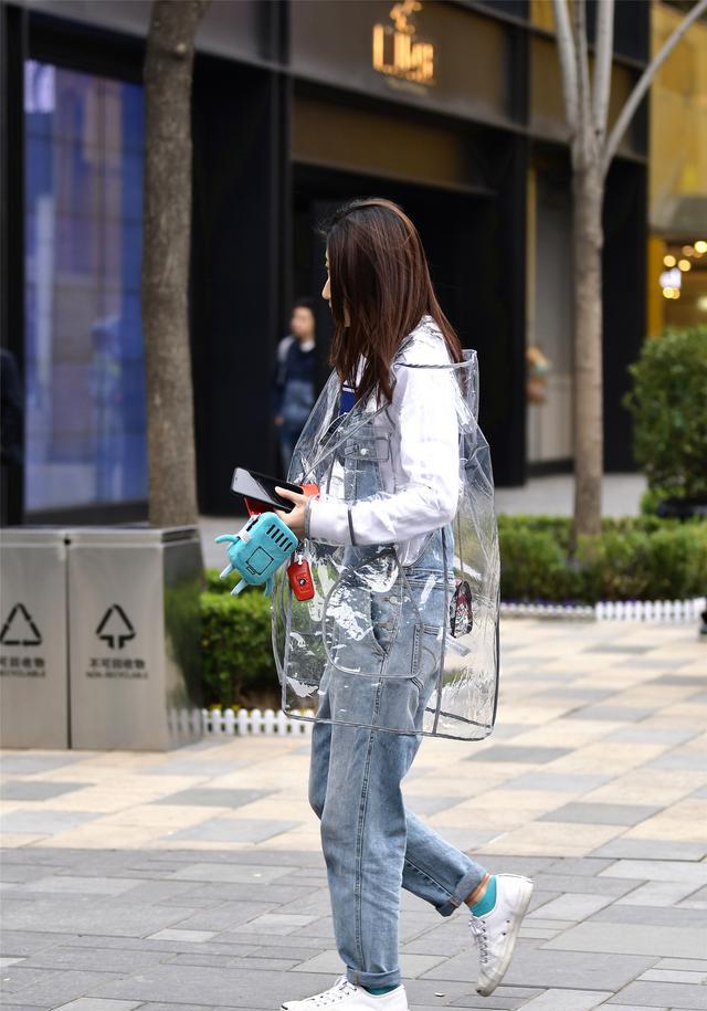 今年新流行的透明塑料衣服,你见过这样的服装么?