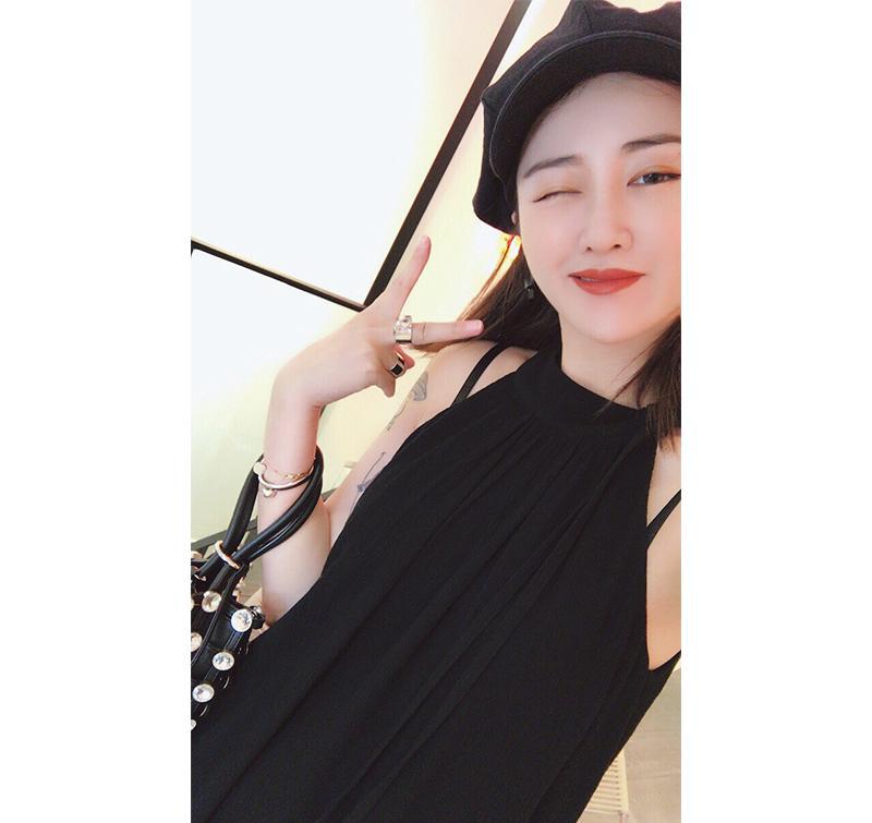 早上穿上挂脖装彰显女性温柔似水的柔情