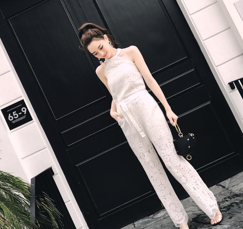 早上穿上挂脖装彰显女性温柔似水的柔情