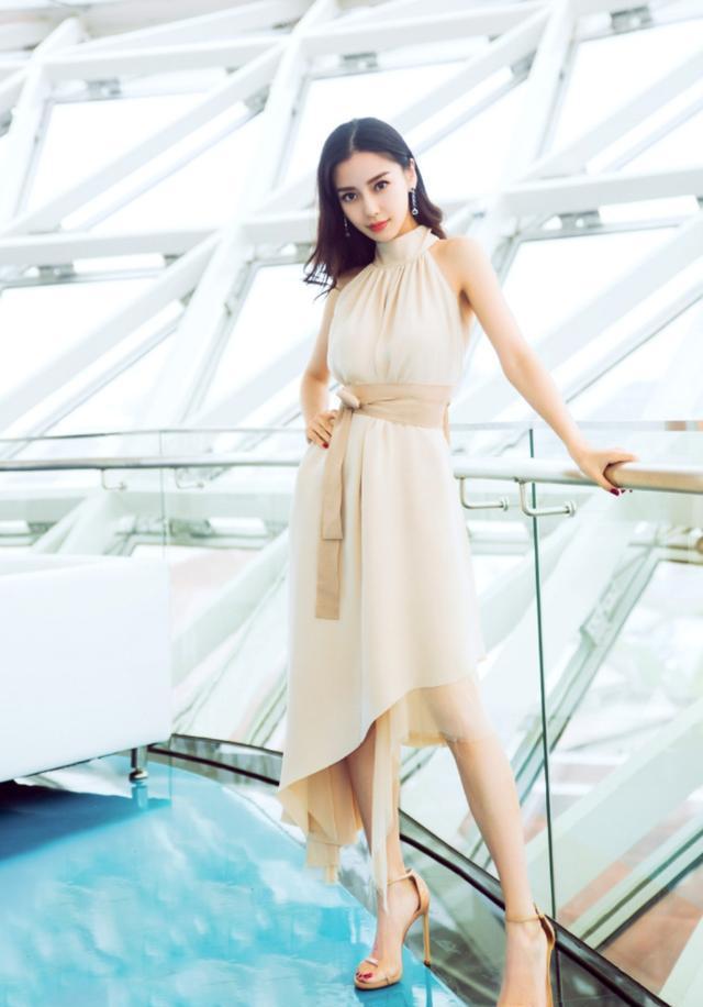 杨颖当妈后越来越有女人味, 身穿印花裙美成花仙子, 这颜值我服