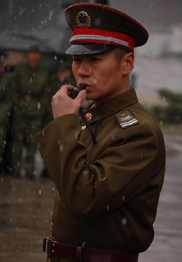因为三部里都有徐佳参演,在《利刃出鞘》中饰演痞气十足小混混"王艳兵