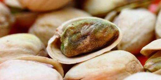 4,发霉的干果许多干果都像核桃,花生,杏仁等.