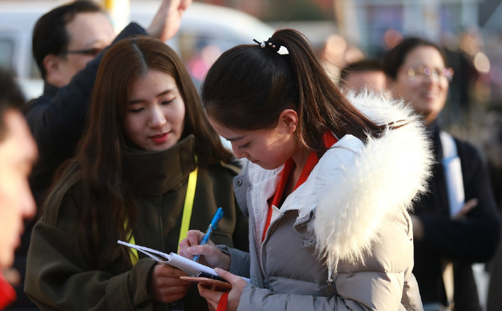 山东济南,艺考还在进行中,回顾最近几天艺考学生,短裙长羽绒服成为