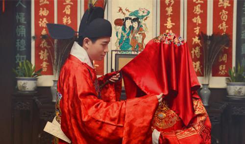 中式结婚礼服的红盖头, 秤杆挑起方能一睹芳容!|红盖头|盖头|秤杆_新浪新闻