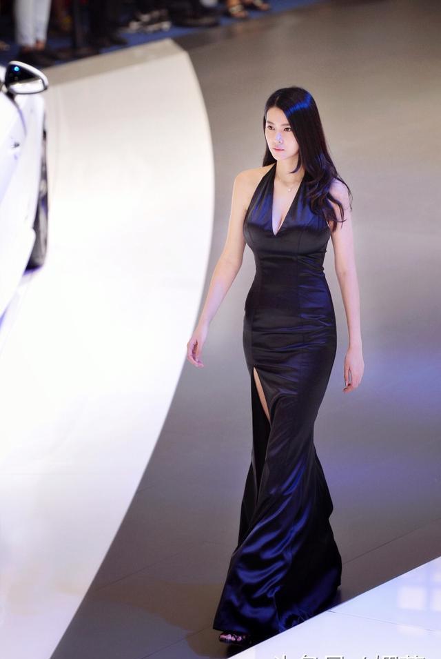 刘晓宇的女友钟鹿纯晒出近照,美美美