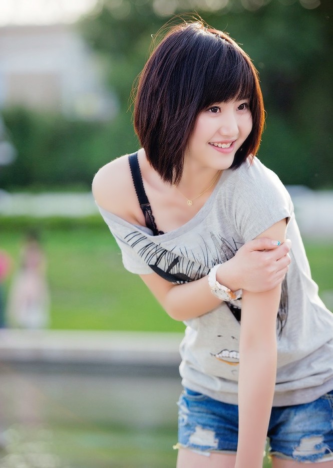 清早阳光下一个清秀可爱的短发姑娘