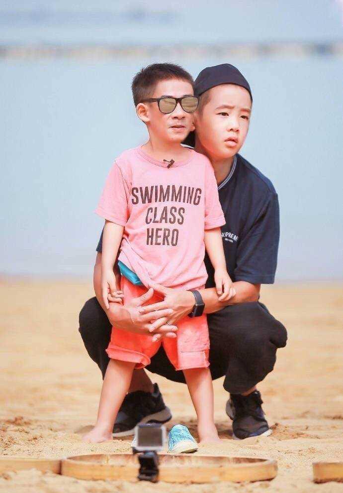 陈小春儿子跷二郎腿, 这种行为是否阻止? 应采儿暴跳如雷