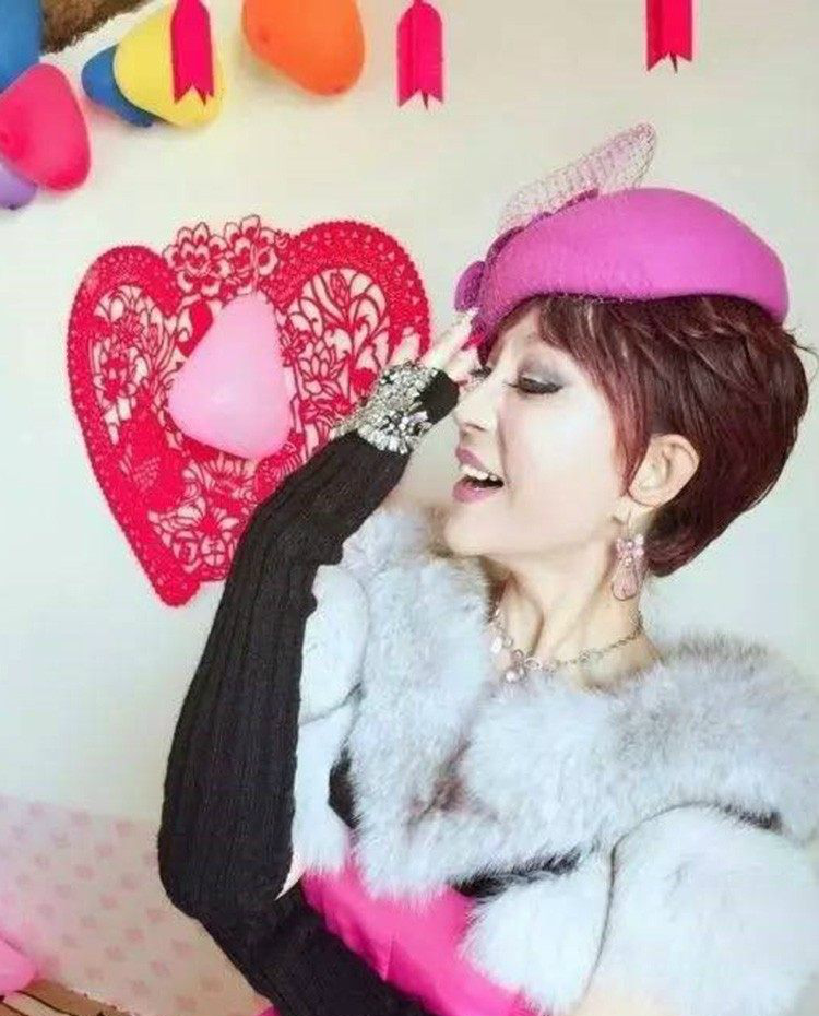 她叫樊丽君,今年63岁,是来自新疆石河子的一位普通市民.