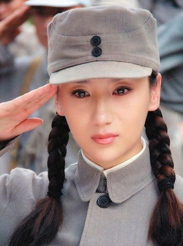 翁虹浓妆美瞳演抗战剧被群嘲却霸气回复死都要美