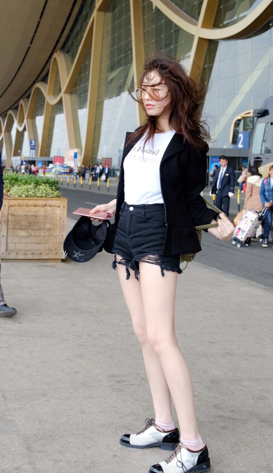 春天来了快看林允机场大秀美腿