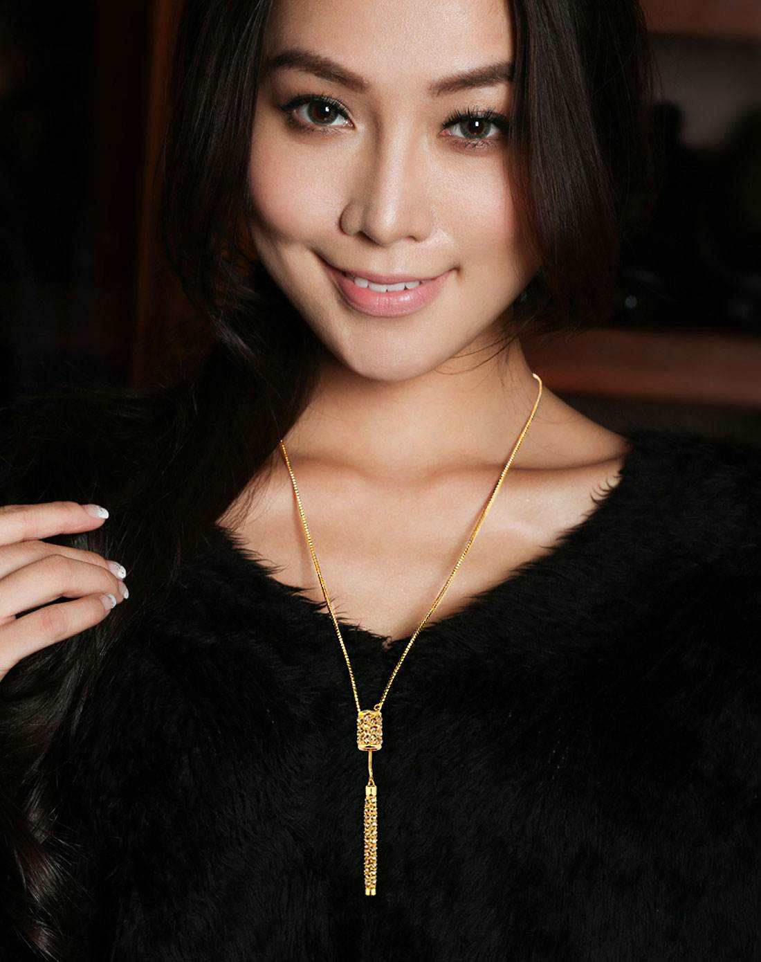方脸或是鹅蛋脸适合戴金属色线条项链.