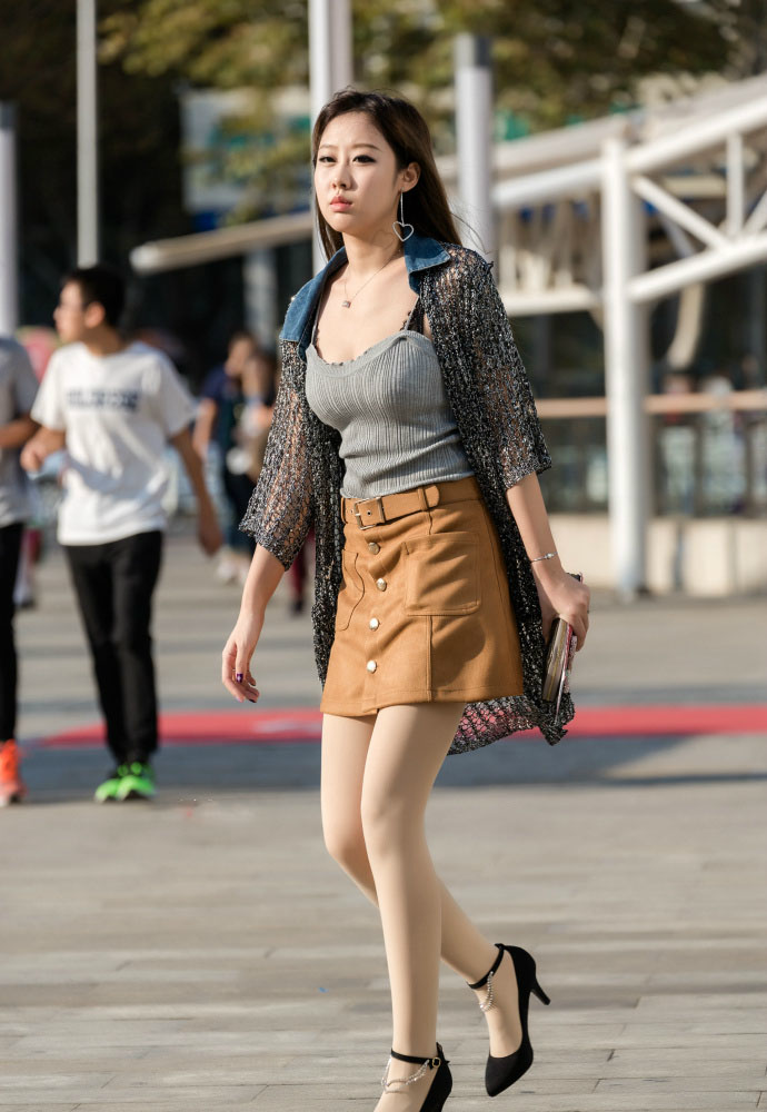 街拍，微胖的少妇穿上连衣裙，看起来身材好丰满|少妇|街拍|身材_新浪新闻