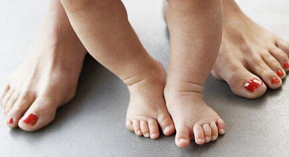 3个月以后,除以上情况,把宝宝放在床上,捏住双手把拉坐起,如果头还往