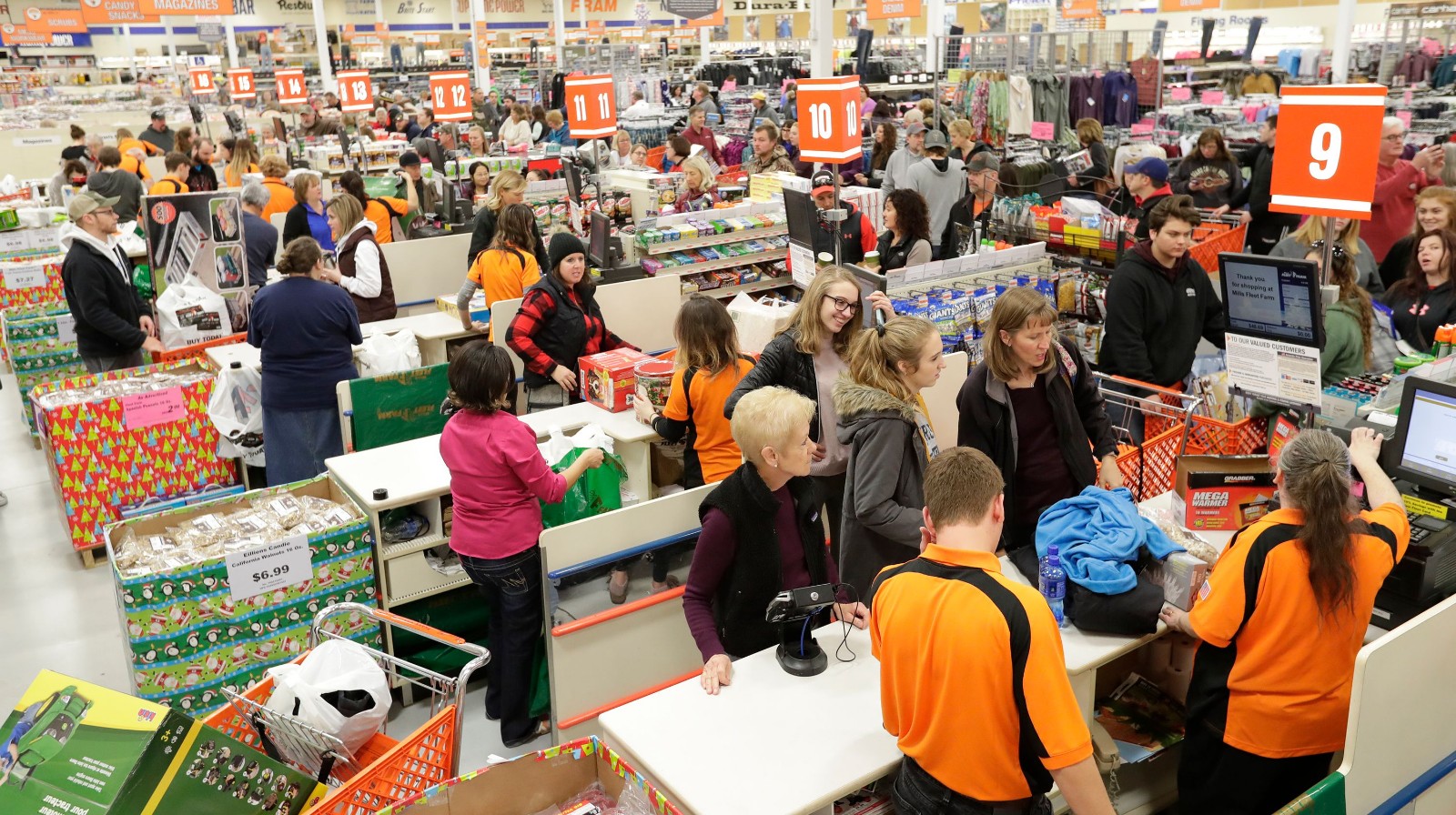 美国"黑色星期五"购物节开启,人们连夜排队抢购便宜货