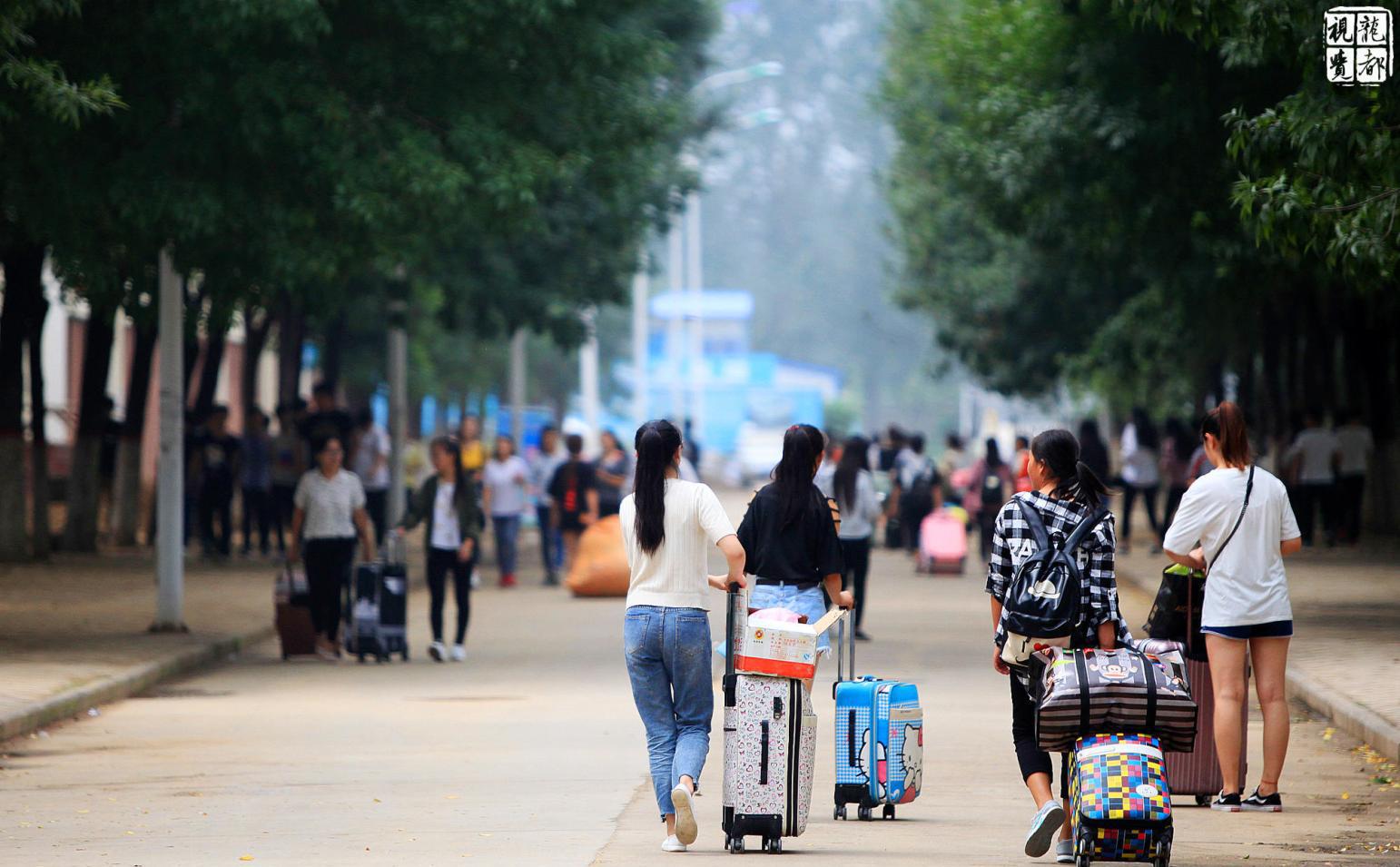 大学开学女生成女汉子: 谁说女子不如男