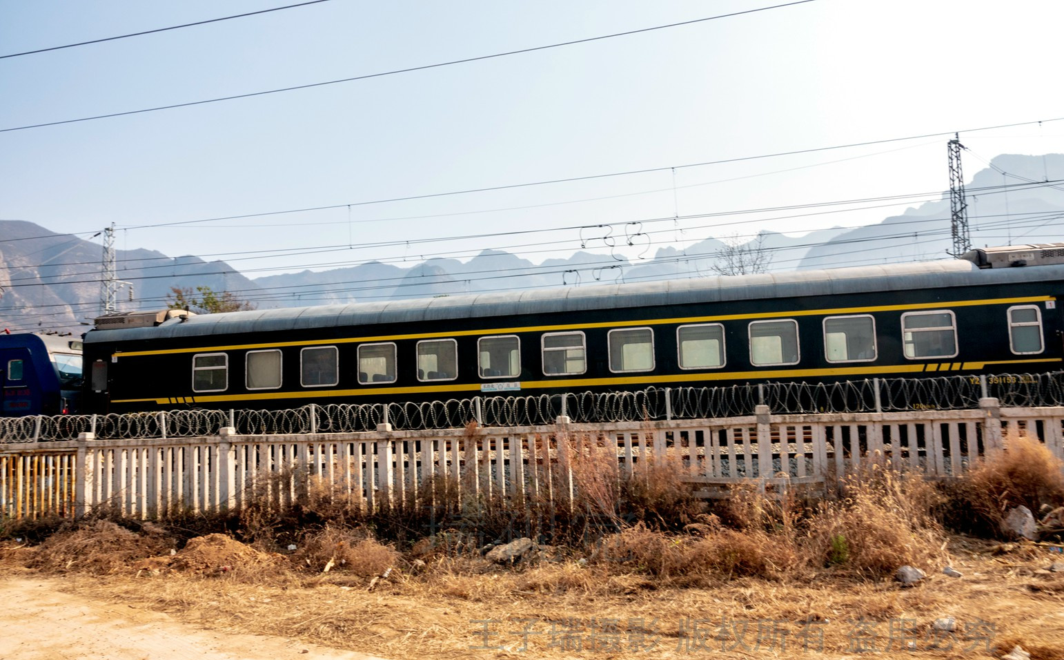 3节车厢的客运火车路过小山村停车3分钟没有一个乘客上下