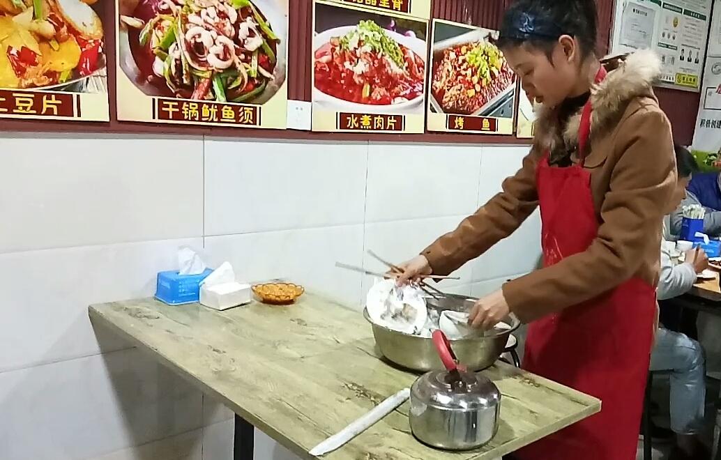 固定兼职也不少,在学校外面小餐馆做服务员,早上在食堂二楼卖早餐