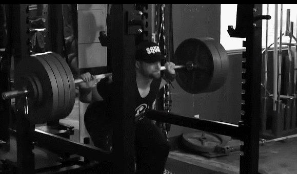 深蹲并不简单，更详细的深蹲教学之前有过专题，大家刚兴趣的话可以去看看。