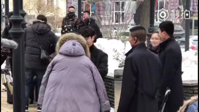 张艺兴给小秘书披衣服,霸道总裁上身:我是老板