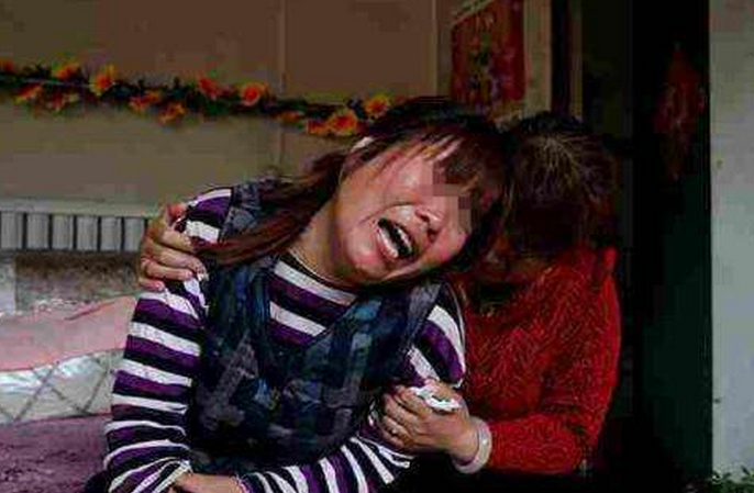 3岁小孩死在洗衣机里, 奶奶号啕大哭, 大喊:是我太贪玩了