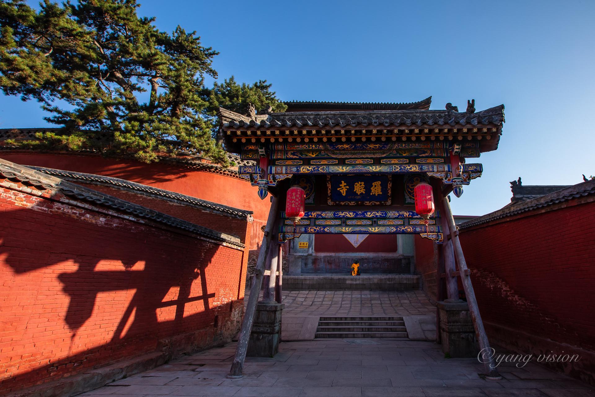 五台山的黄庙即指藏传佛教寺庙,其中有四座值得打卡.