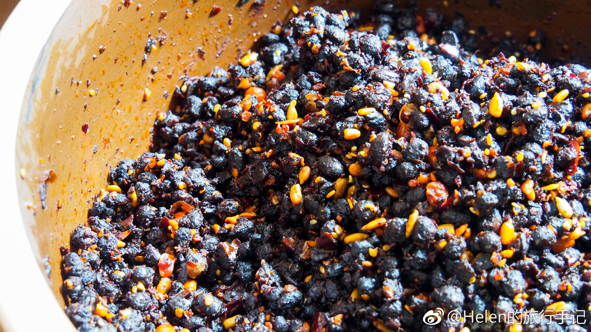 初到黄姚古镇的人都会被这里浓郁的豆豉酱香所吸引