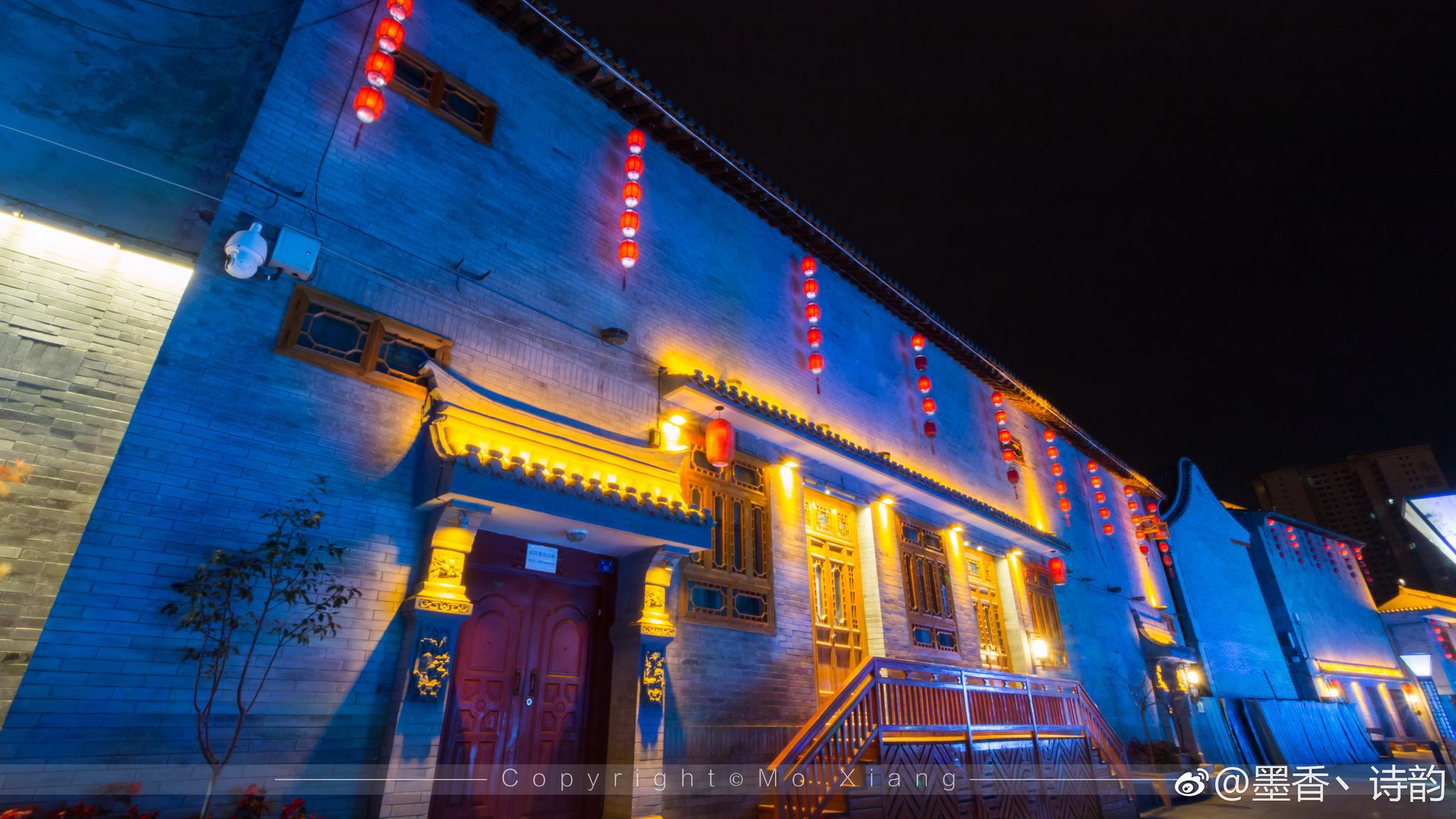 又呈现出了另外一种景象,仿佛已经让我忘掉此时置身在一座城市的中心