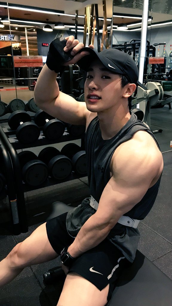 韩国男偶像疯狂健身现在的肌肉媲美金钟国近照公开引粉丝热议