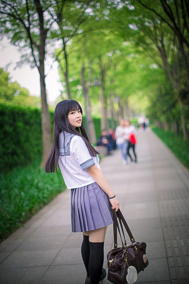 雕塑公园内扎发少女学生装过膝丝袜随意摆拍写真集67676767微