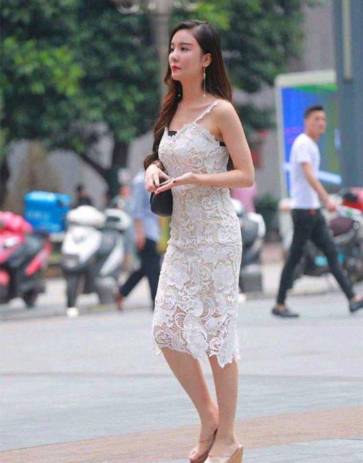 街拍：美女端庄的气质优雅的身材，走在街头回头率很高，十分好看